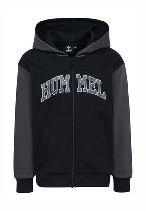 Czarna hoodie zapinana na zamek z szarymi akcentami, z kieszenią kangurką i wyraźnym napisem "HUMMEL" na klatce piersiowej. Miękka faktura materiału.