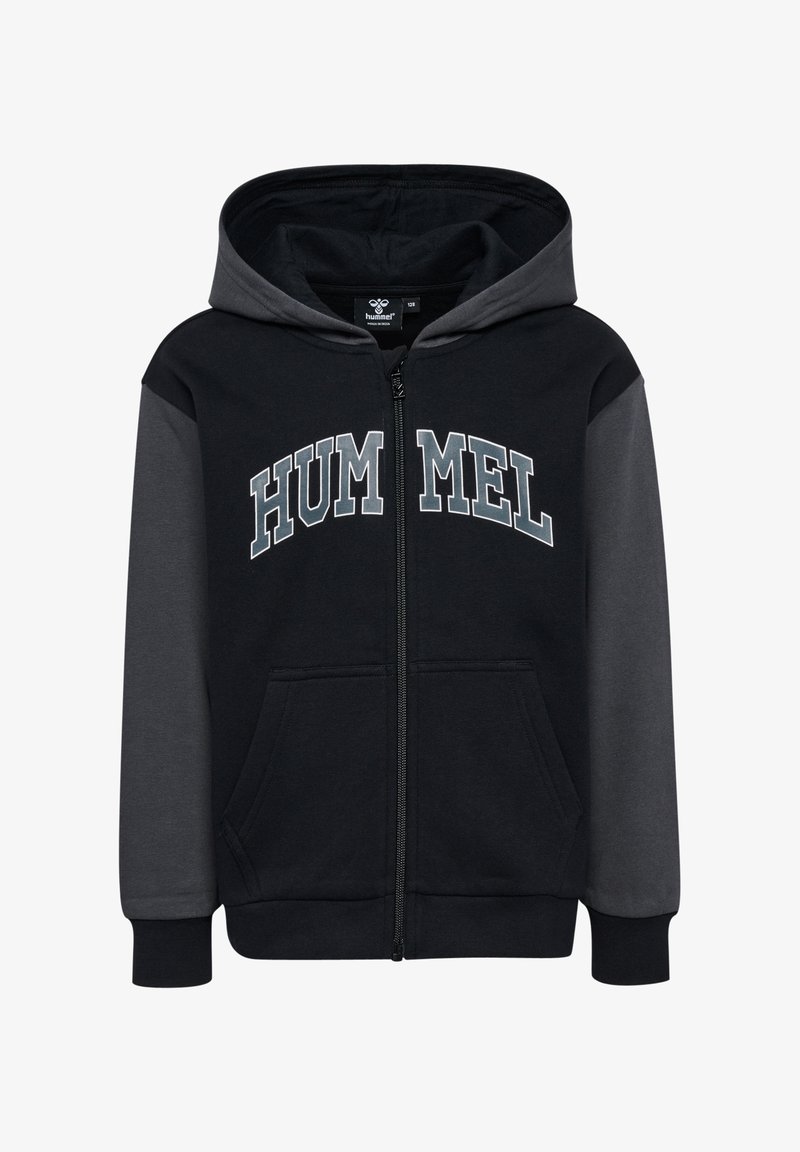 Svart zip-up hoodie med grå detaljer, som har en känguruficka och fet "HUMMEL" text över bröstet. Mjuk typpverkan.
