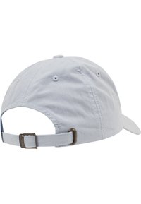 Világoskék baseball sapka, puha anyagból, ívelt eltartóval, állítható pánttal fém csattal és szellőző lyukakkal.