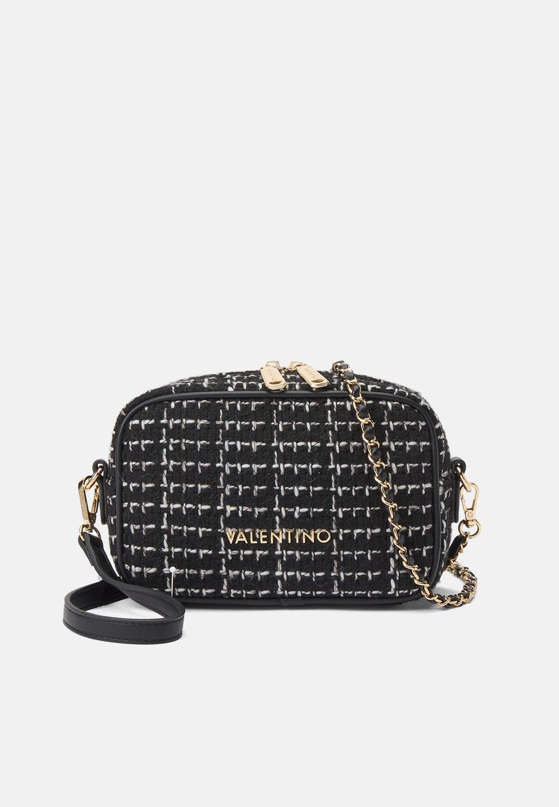 Sac bandoulière Valentino tissé noir et blanc avec bandoulière chaîne dorée et fermeture à double zip.
