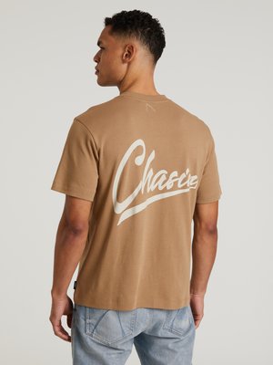 CHASIN' SPRAY - Potiskana majica - brown