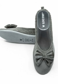 Ballerines en tissu gris avec une texture douce, ornées d'un nœud et de détails en strass, présentant un bout arrondi et un dos bas.