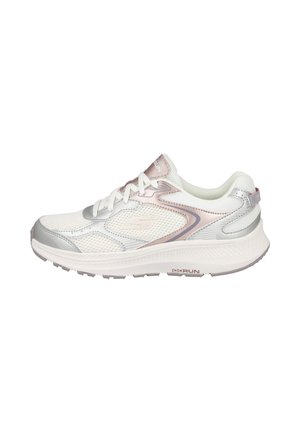 Zapatilla deportiva blanca y plateada para correr con parte superior de malla, cierre de cordones, suela acolchada y detalles sutiles en rosa.