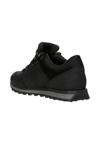 Czarne buty trekkingowe z nubuku i siateczki, wyściełanym kołnierzem, sześcioma metalowymi oczkami i teksturowaną gumową podeszwą zapewniającą przyczepność.