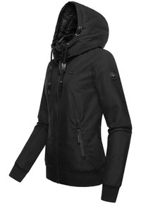Veste noire avec capuche, dotée d'une fermeture éclair sur le devant, de deux poches zippées, de poignets élastiques et d'un accent logo sur la manche. Texture lisse.