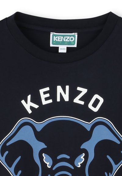 Granatowa bawełniana koszulka z grafiką niebieskiego słonia oraz białym napisem "KENZO" powyżej. Okrągły dekolt o miękkiej fakturze i krótkie rękawy.