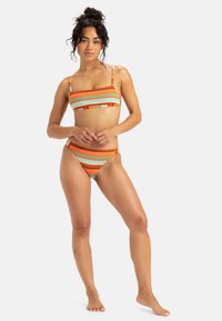 Randig bikini i orange, grön och vit, med en bandeau-topp med tunna remmar och matchande högmidjade bottnar, textil med struktur.