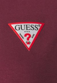 Guess TRIANGLE  - Paprasti marškinėliai - burgundy rose