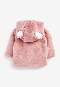 Cappotto in pelliccia sintetica rosa con capuccio e orecchie di coniglio bianche. Tessuto morbido, maniche lunghe e forma arrotondata per calore e comfort.