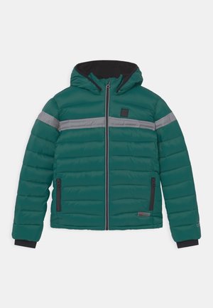 Veste matelassée verte avec capuche, fermeture éclair frontale, bande réfléchissante horizontale sur la poitrine et les bras, et poches latérales zippées.