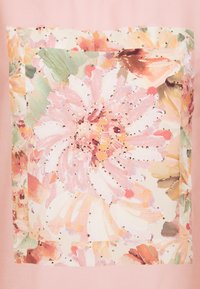 Florales Muster mit großen rosa und orangefarbenen Blumen, verziert mit kleinen, gleichmäßig verteilten klaren Strasssteinen auf hellrosa Hintergrund.