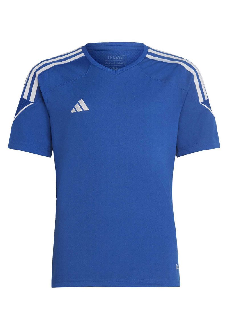 Camiseta atlética azul hecha de una tela transpirable, con cuello en V, mangas cortas y tres rayas blancas en los hombros.