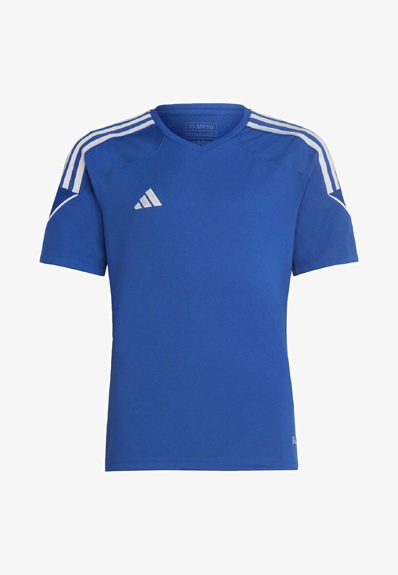 Camiseta atlética azul hecha de una tela transpirable, con cuello en V, mangas cortas y tres rayas blancas en los hombros.