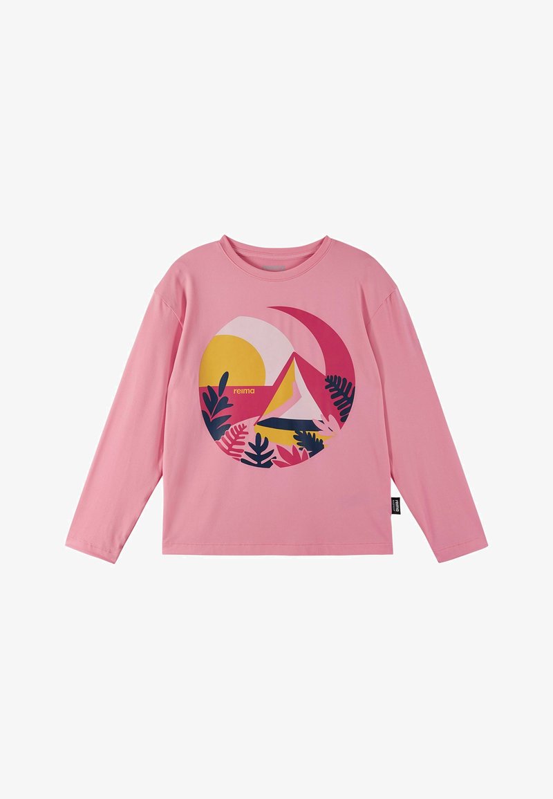 Chemise à manches longues rose en tissu doux, ornée d'un design graphique circulaire avec des éléments jaunes, rouges et bleus ainsi que des motifs de feuilles tropicales.