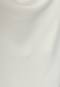 Valkoinen, sileä kangas, jossa on hieman kiiltävä pinta, laskeutuu elegantisti. Ei näkyviä kuvioita tai metalliosia, minimikurtistumia.