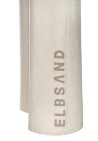 Beige Farbenschal aus einem weichen Stoff mit einem vertikalen Logo in hellbraun. Das Design ist schlicht und modern, ohne zusätzliche Muster.