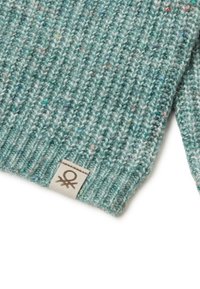 Berretto in lana teal lavorato a maglia con un design a costine testurizzato, caratterizzato da spezzoni multicolori e un'etichetta in pelle cucita sul lato.
