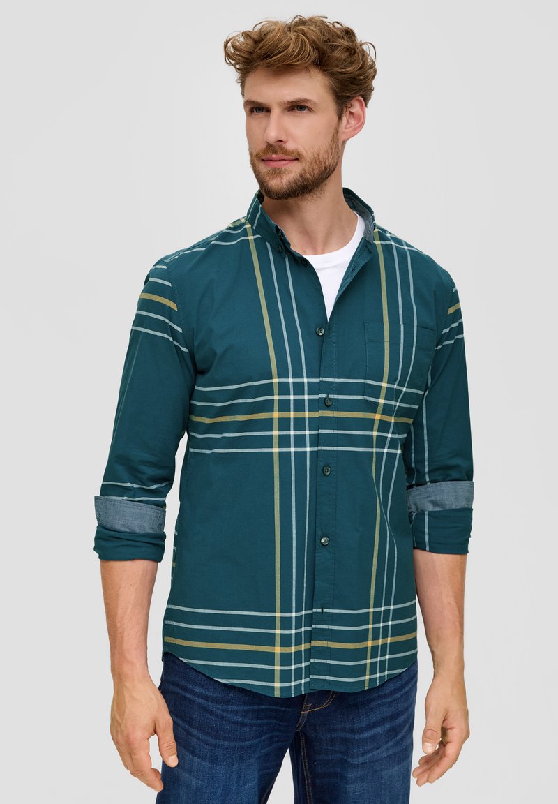 Teal button-up shirt met een grijs en geel geruit patroon, lange mouwen opgerold tot de elleboog, en een borstzak. Zachte stof textuur.