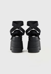 UGG GOLDENRISE - Sandali con plateau - black