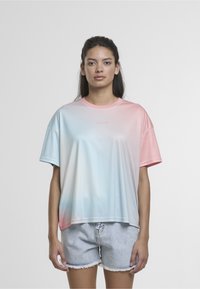 Oversized tričko s přechodem barvy z světle modré do růžové, vyrobené z hladké látky. Má kulatý výstřih a krátké rukávy.