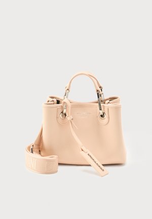 Bézs bőr kézitáska két fogantyúval és levehető, márkás szövet vállpánttal, amelyen lógó bőr címke van dombornyomott logóval.