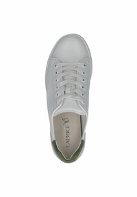 Adidași din piele albă cu vârf rotund, accente gri la călcâi și șireturi plate. Design minimalist cu o textură netedă. Logo-ul mărcii în interior.
