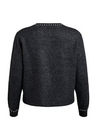 Sivkasti pleteni pulover, ki se ponaša s širokim krojem, okroglim izrezom ter dekorativnimi žebljički ob hrbtu in manšetah za dodatno podrobnost.