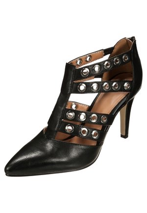 Sort læder pumps med spids tå, høje hæle og flere remme med sølvfarvede metaløjer samt lynlås bagpå.