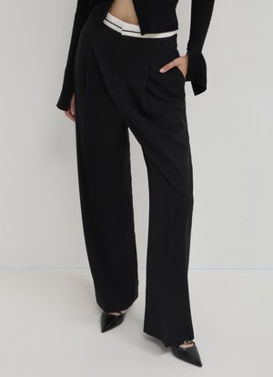 Calliope CON PINCES - Stoffhose - nero