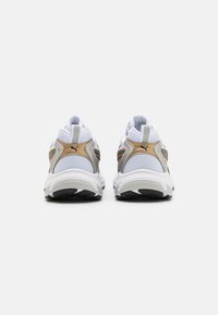 Puma MORPHIC - Scarpe da corsa su strada - white/gold/silver