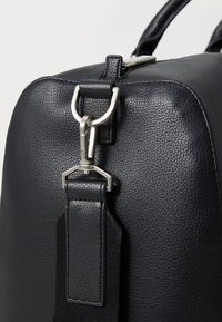 Calvin Klein RAISED LOGO - Sac week-end - black