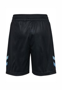 Schwarze Sportshorts mit elastischem Bund und zwei hellblauen schrägen Streifen auf jeder Seite nahe dem Saum.