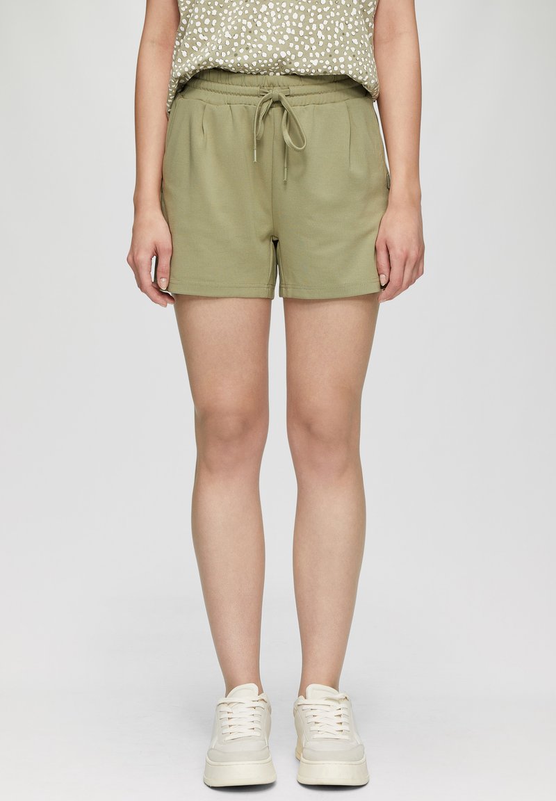 Lichtolijfgroene shorts gemaakt van een zachte stof, met een elastische tailleband met koord en zijzakken. Eenvoudig ontwerp, zonder patronen.