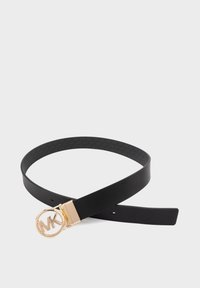 Ceinture en cuir noir avec une boucle circulaire en or arborant le logo "MK". La ceinture a une finition texturée et plusieurs trous d'ajustement.