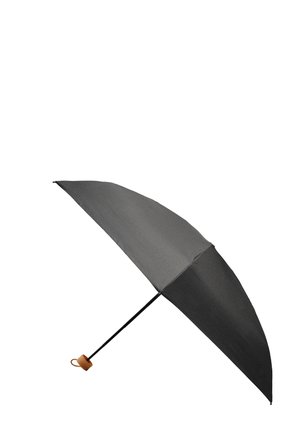 Czarny kompaktowy parasol z prostą czarną rączką i brązową pętlą na uchwycie, całkowicie otwarty i ustawiony ukośnie.