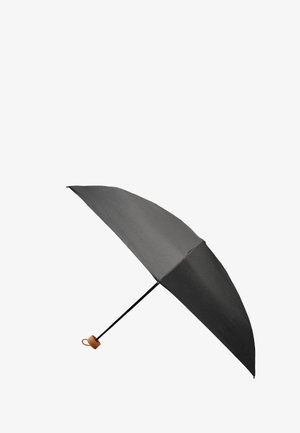Czarny kompaktowy parasol z prostą czarną rączką i brązową pętlą na uchwycie, całkowicie otwarty i ustawiony ukośnie.