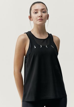Schwarzes Sport-Tanktop mit einem transparenten Mesh-Einsatz am Ausschnitt und dezenten grafischen Designs auf der Vorderseite. Trägerdesign mit Spaghetti-Trägern.