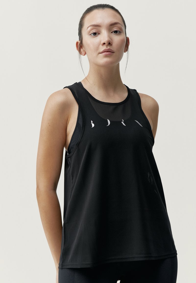 Svart atletisk linne med en genomskinlig meshpanel vid halsringningen och subtila grafiska mönster framtill. Design med spagettiband.
