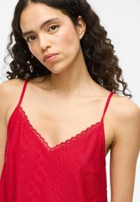 Rode kanten camisole met verstelbare spaghettibandjes, met een V-hals en een textuur van bloemenpatroon over de gehele stof.