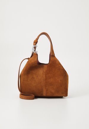 Braune Wildleder-Handtasche mit strukturierter Form, kurzem Griff, verstellbarem Schulterriemen und metallischen Akzenten. Glatte Textur mit einem schlichten Design.