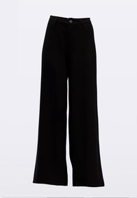 Pantalon noir à jambes larges en tissu lisse, doté d'une fermeture à boutons sur le devant et d'un design épuré et ajusté.