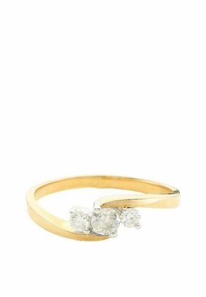 Bague en or avec trois pierres précieuses rondes et transparentes, présentant un design de bande courbée. La texture lisse et la finition brillante mettent en valeur les pierres.
