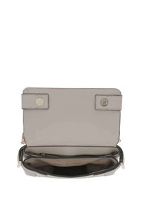 Borsa in pelle grigia chiara con forma rettangolare, doppi punti di chiusura a scatto, tasca interna con zip e texture liscia. La ferramenta presenta una leggera lucentezza.