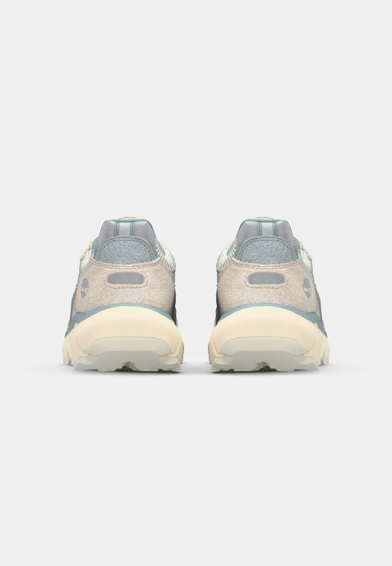 Sneaker con una toma grigia e beige, caratterizzate da un design in rete, dettagli azzurri chiari e una robusta suola color crema. Vista posteriore mostrata.