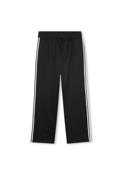 Czarne spodnie dresowe o szerokim kroju, z elastycznym paskiem w talii i dwoma białymi paskami po bokach przebiegającymi pionowo wzdłuż zewnętrznych szwów.