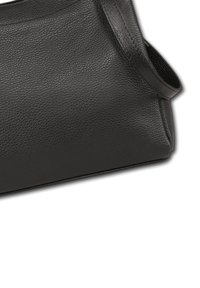 Sac à main en cuir texturé noir avec une seule bandoulière, forme rectangulaire et couture visible sur fond blanc.
