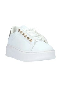 Sneaker bianco in pelle con finitura texturizzata, punta arrotondata, suola piatta bianca e occhielli metallici dorati lungo il lato per i lacci.