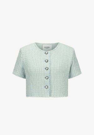 Veste bleu clair raccourcie en tissu texturé et tissé. Dotée d'un col rond et de cinq boutons métalliques sur le devant. Manches courtes.