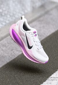 Nike Performance VOMERO 18 - Road running shoes - summit white/black/elemental pink/red plum/active fuchsia/metallic silver