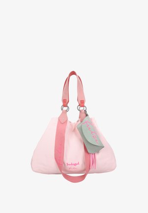 Sac en toile rose avec des sangles réglables roses, des accessoires en métal argenté et une étiquette verte avec un texte rose et un détail de pompon.